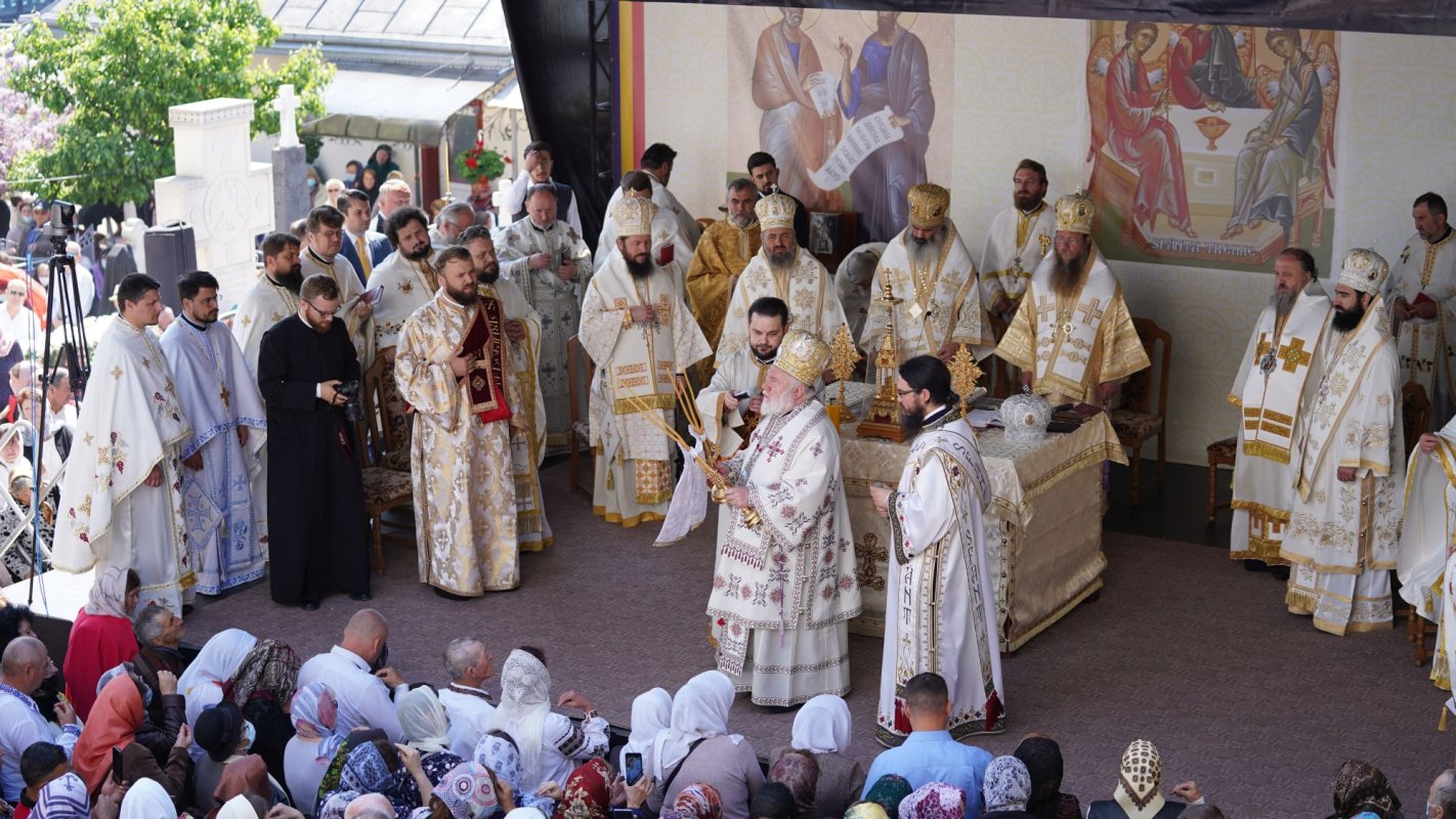 Biserica din Rădășeni a fost sfințită de șapte ierarhi 171872