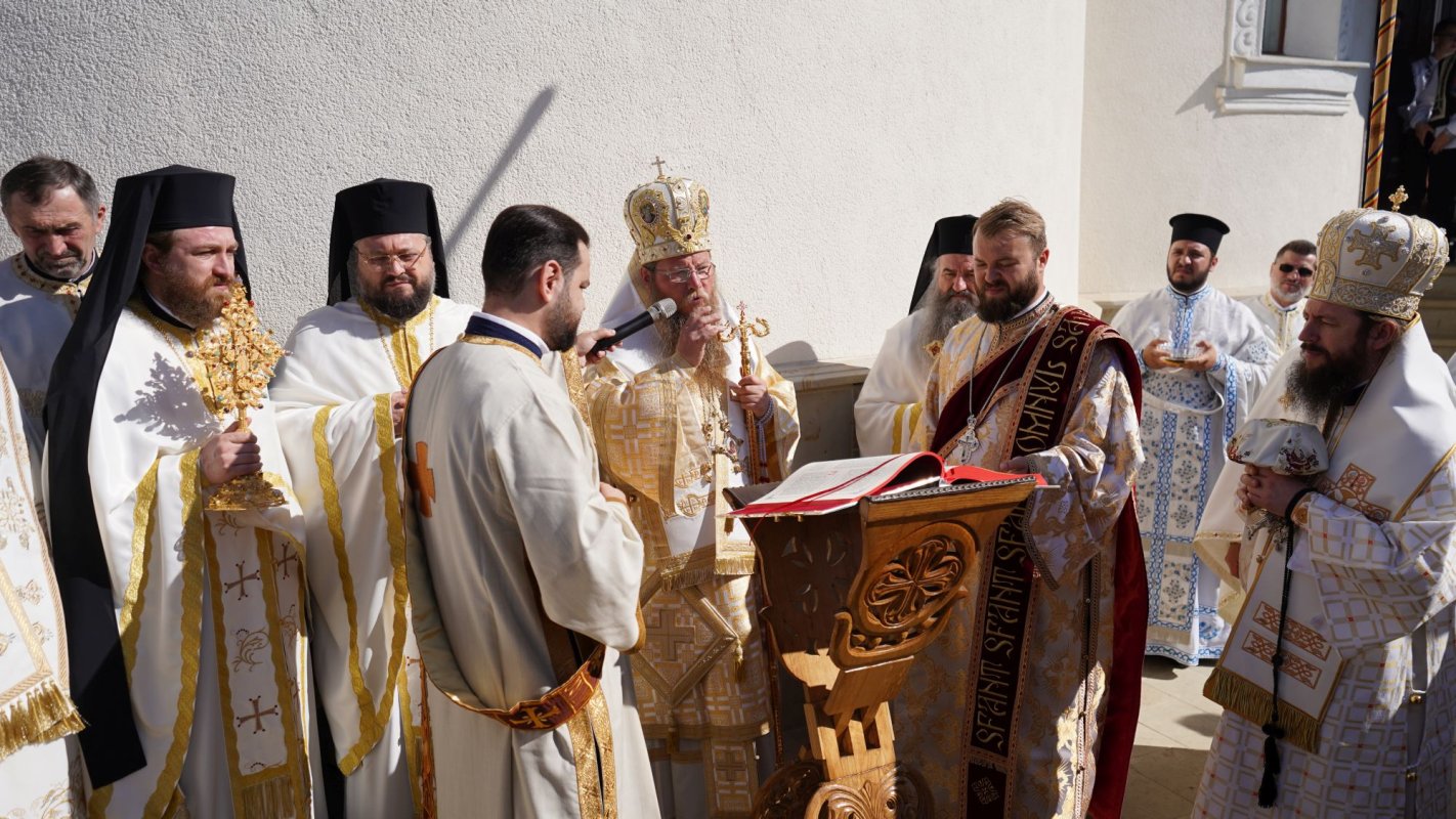Biserica din Rădășeni a fost sfințită de șapte ierarhi 171878