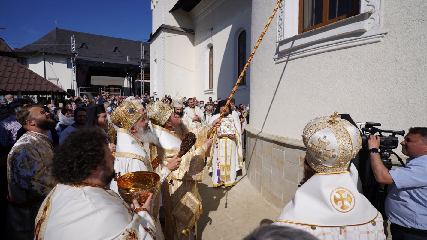 Biserica din Rădășeni a fost sfințită de șapte ierarhi 171880