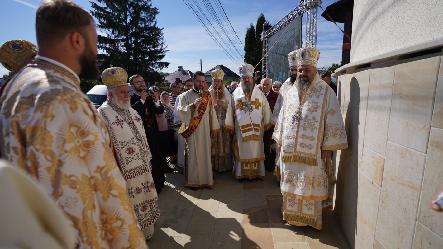 Biserica din Rădășeni a fost sfințită de șapte ierarhi 171882