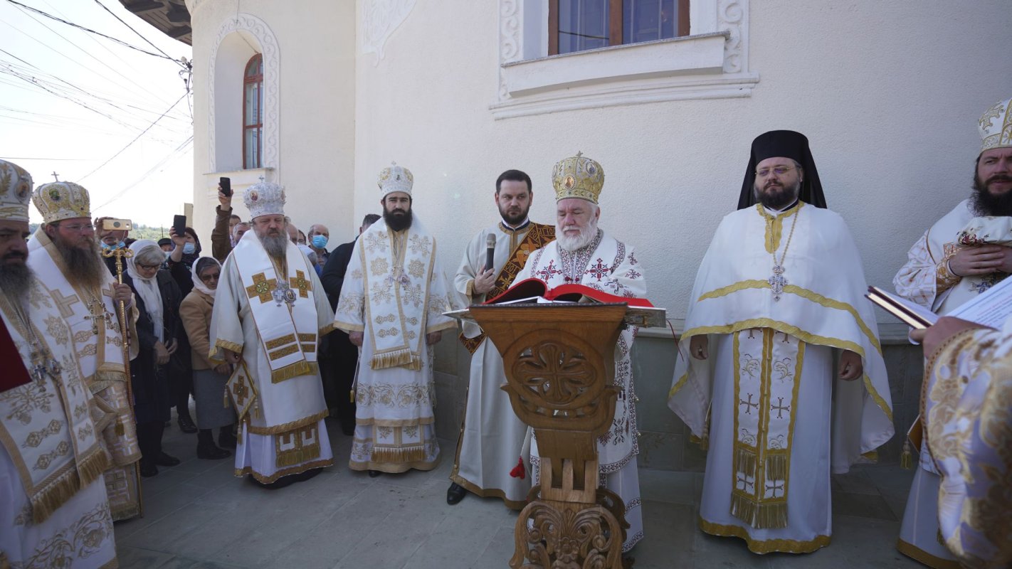 Biserica din Rădășeni a fost sfințită de șapte ierarhi 171883
