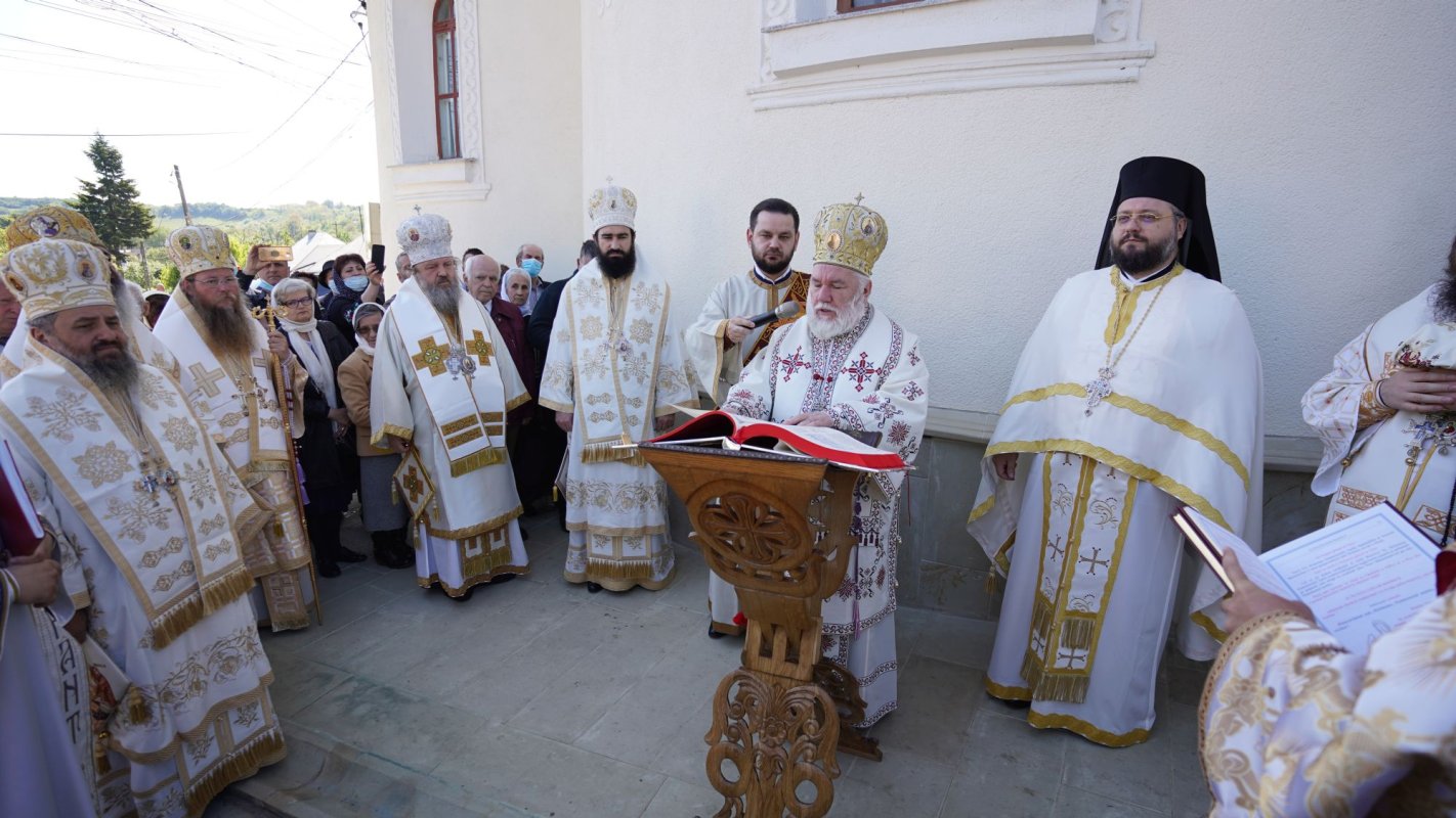 Biserica din Rădășeni a fost sfințită de șapte ierarhi 171884