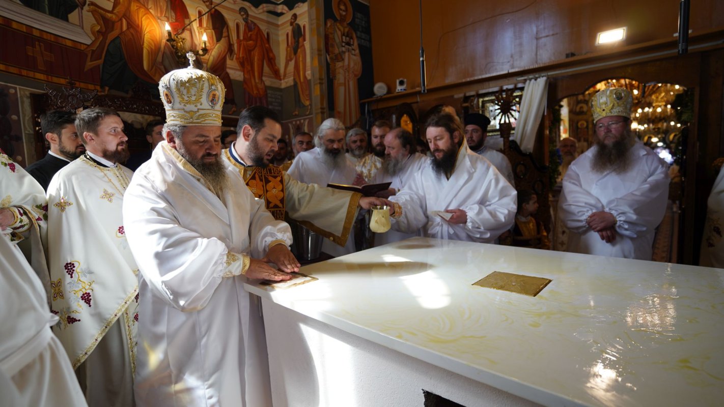 Biserica din Rădășeni a fost sfințită de șapte ierarhi 171888