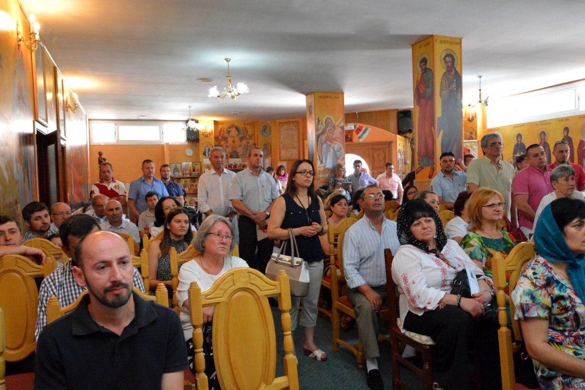 „Românii din străinătate se simt mai legați de Biserică” 172189