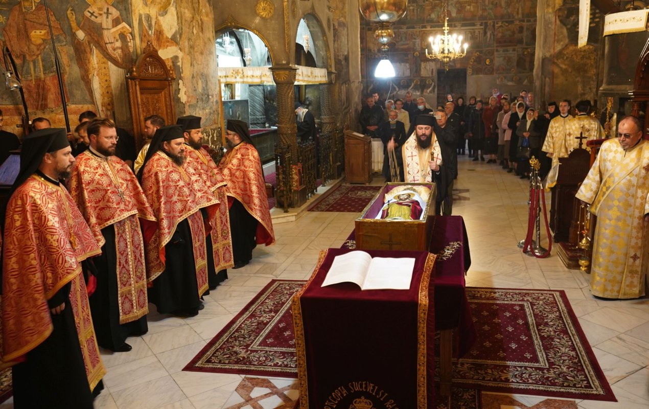 Moaștele Sfântului Ioan cel Nou de la Suceava, așezate spre închinare în curtea mănăstirii 172679