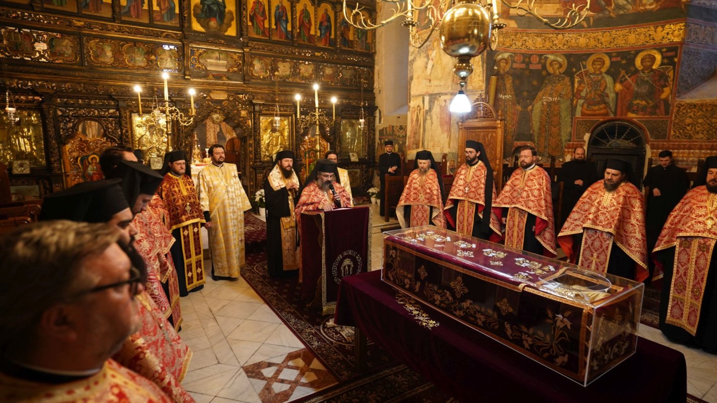 Moaștele Sfântului Ioan cel Nou de la Suceava, așezate spre închinare în curtea mănăstirii 172680