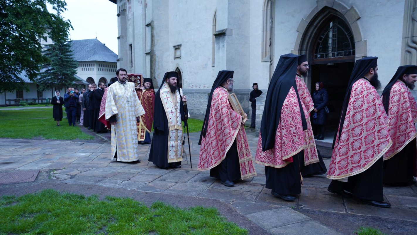 Moaștele Sfântului Ioan cel Nou de la Suceava, așezate spre închinare în curtea mănăstirii 172681