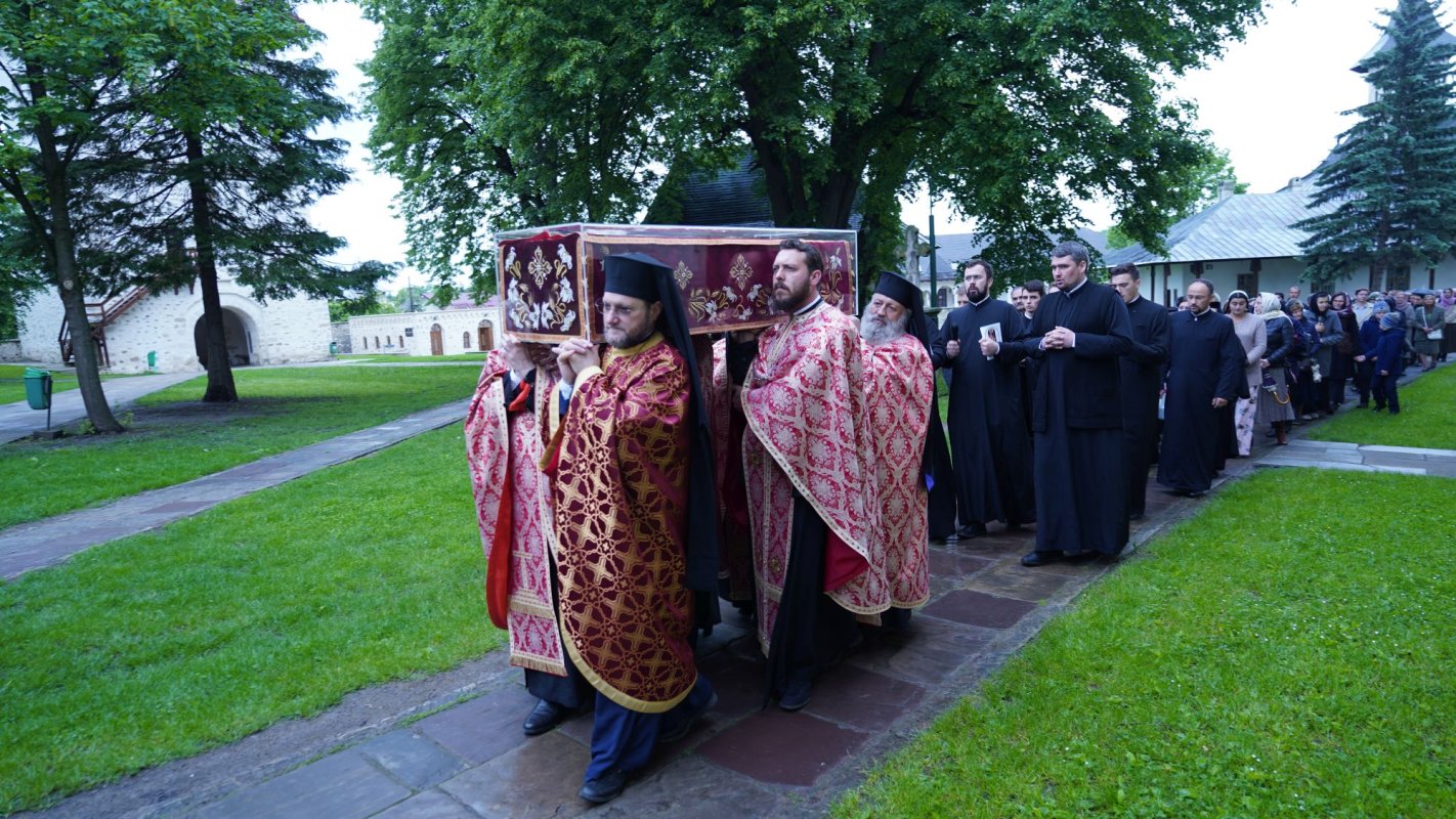Moaștele Sfântului Ioan cel Nou de la Suceava, așezate spre închinare în curtea mănăstirii 172684