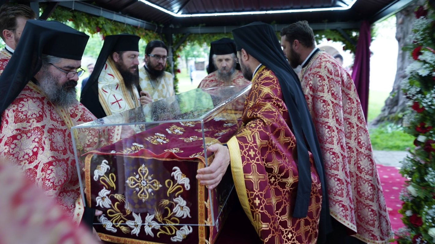 Moaștele Sfântului Ioan cel Nou de la Suceava, așezate spre închinare în curtea mănăstirii 172686