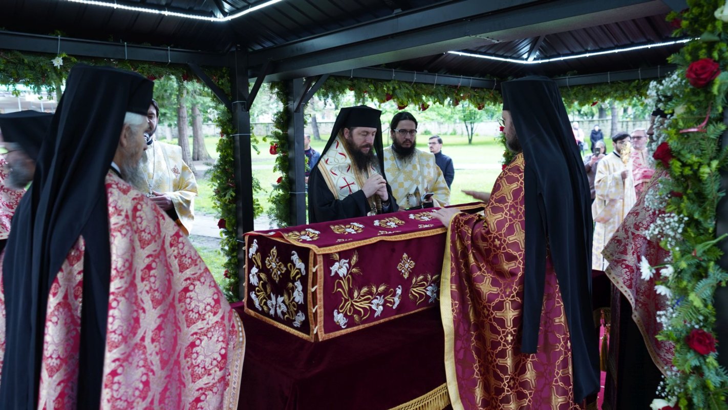 Moaștele Sfântului Ioan cel Nou de la Suceava, așezate spre închinare în curtea mănăstirii 172687