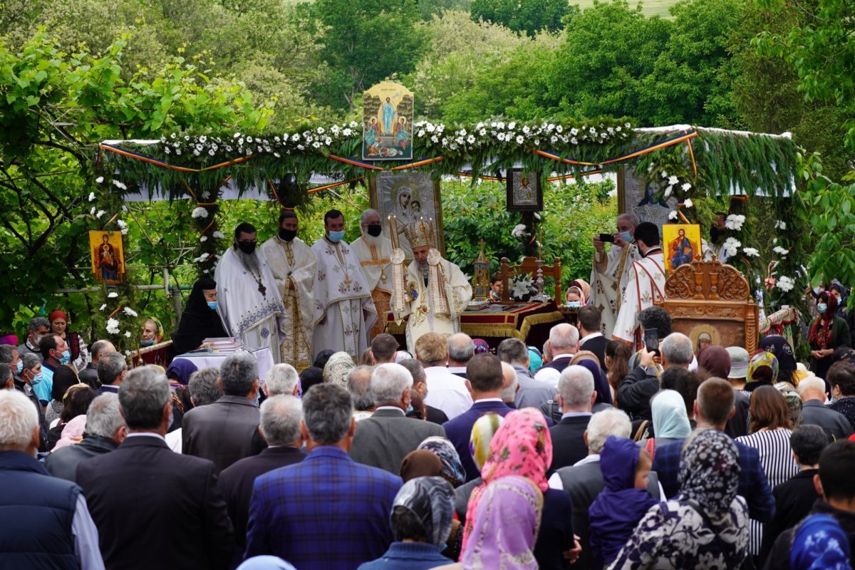 Veșmântul sfințeniei pentru biserica mare a mănăstirii gălățene Cudalbi 172659