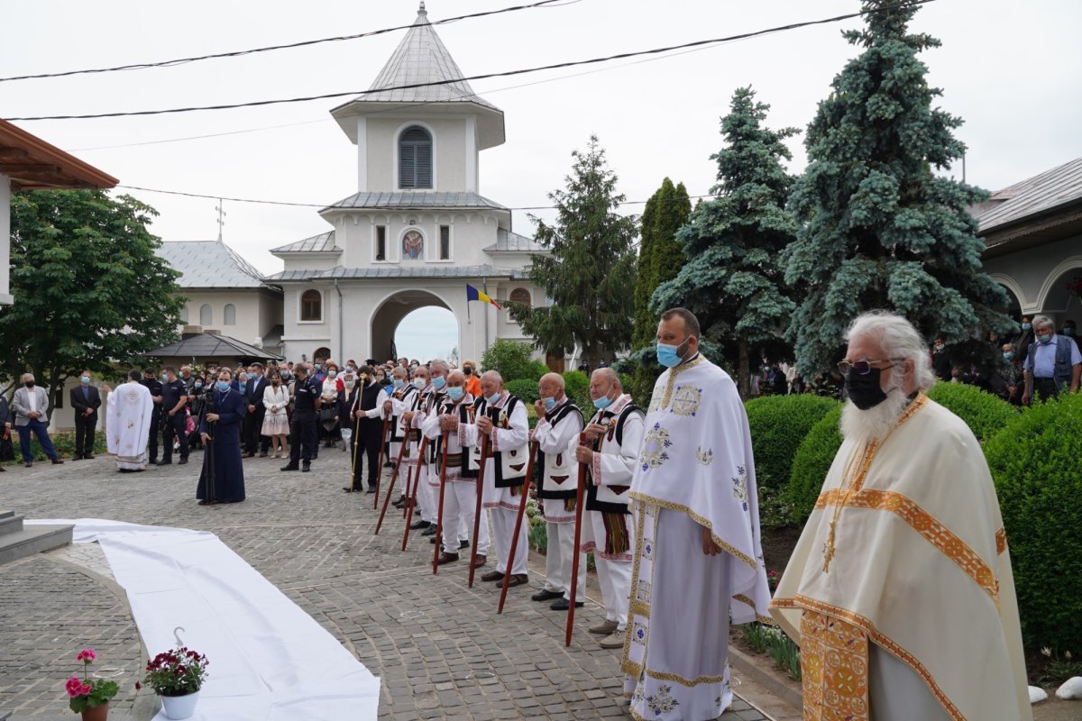 Veșmântul sfințeniei pentru biserica mare a mănăstirii gălățene Cudalbi 172660