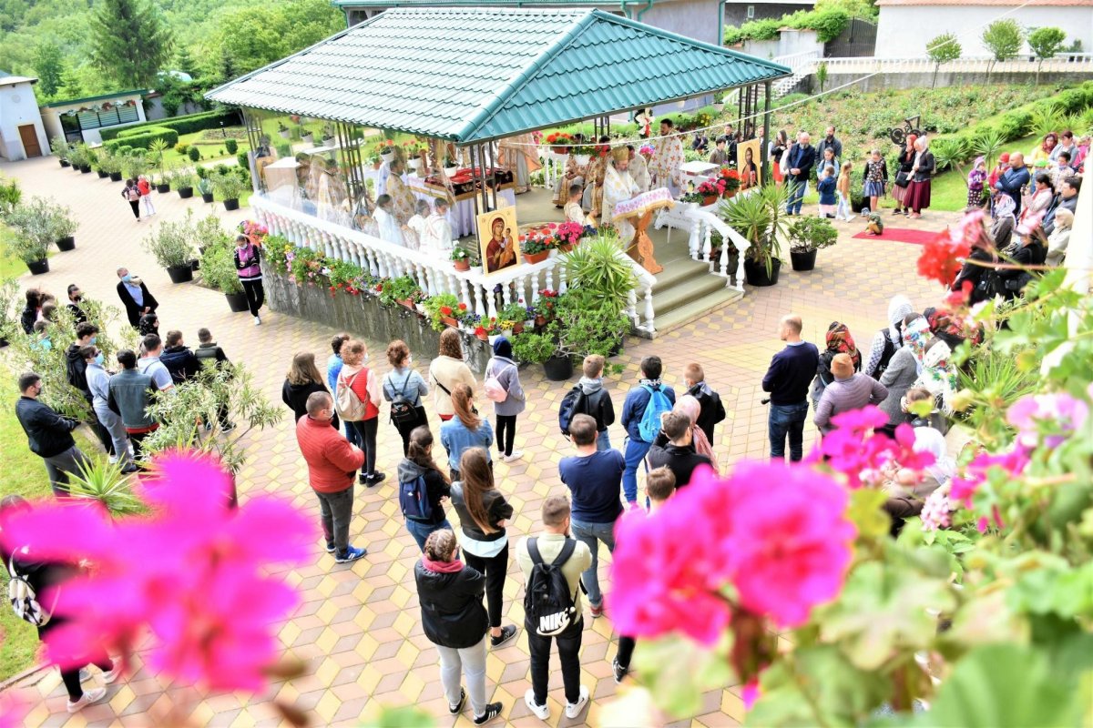 Întâlnire a tinerilor din Episcopia Hușilor la Mănăstirea Moreni 172711