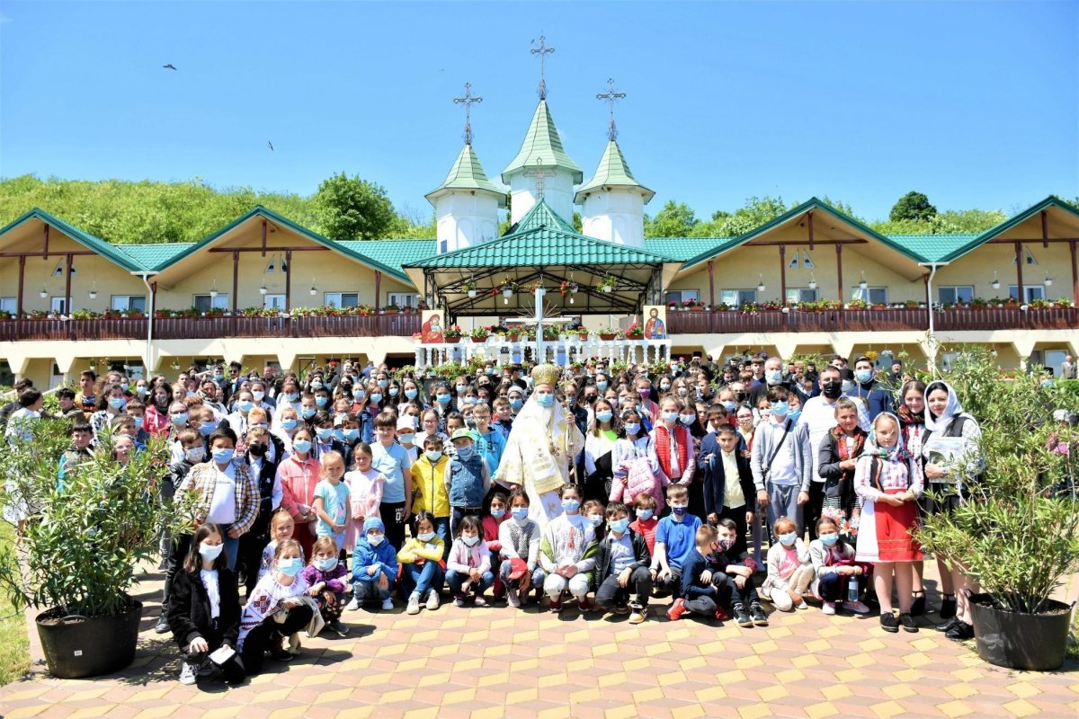 Întâlnire a tinerilor din Episcopia Hușilor la Mănăstirea Moreni 172712