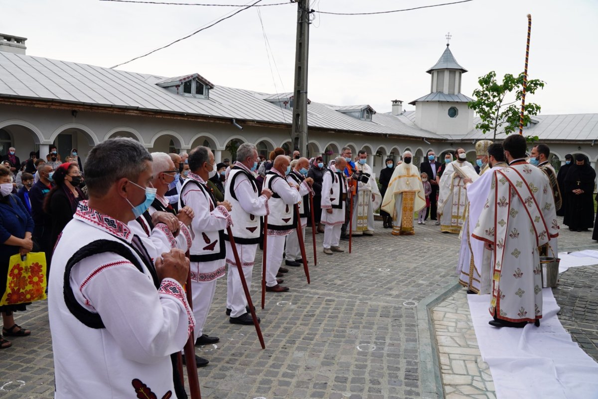 Mănăstirea Cudalbi, o cetate-prisacă  a jertfei, credinţei şi hărniciei  172732
