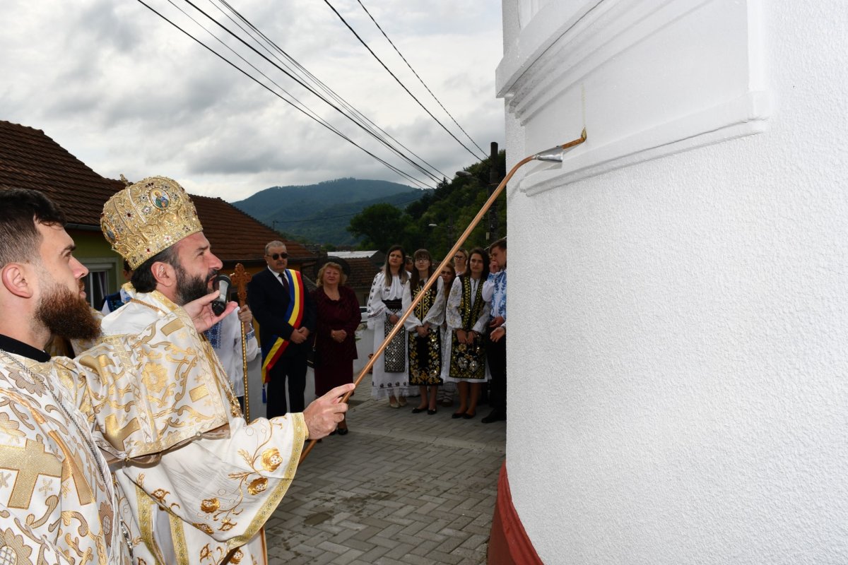 Vizite și slujiri arhierești în Eparhia Banatului de Munte 172721