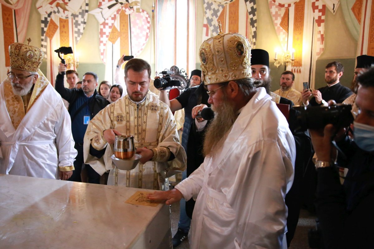 Biserica din Cracăul Negru-Neamț a fost înveșmântată în har 173021