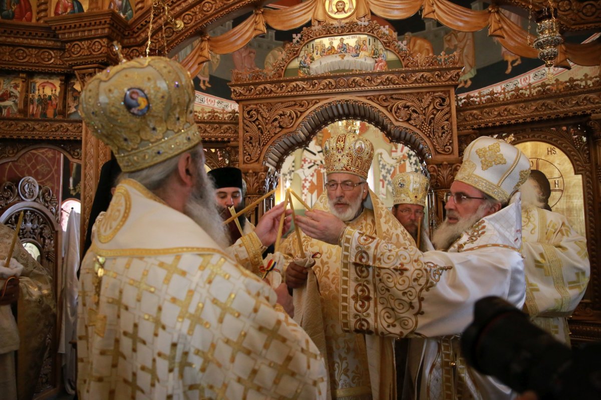 Biserica din Cracăul Negru-Neamț a fost înveșmântată în har 173031