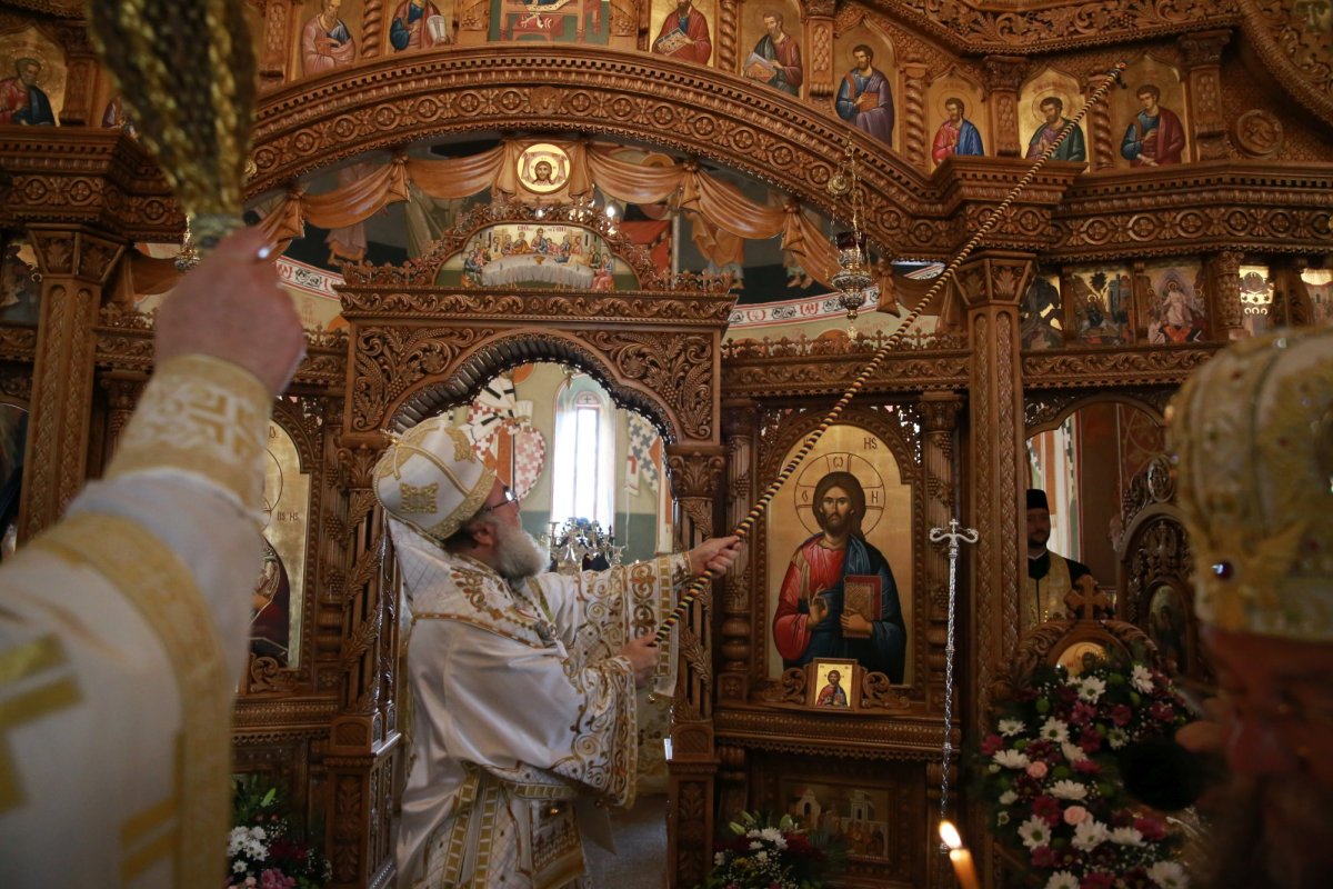 Biserica din Cracăul Negru-Neamț a fost înveșmântată în har 173033