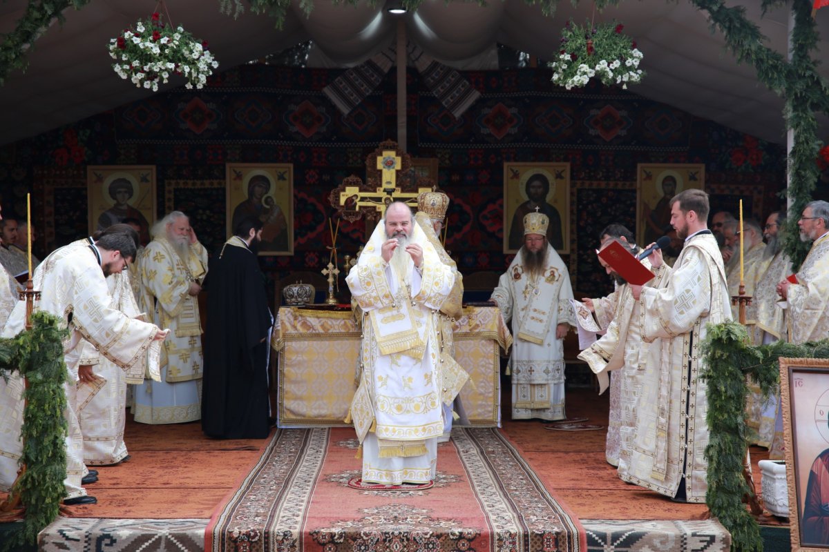 Biserica din Cracăul Negru-Neamț a fost înveșmântată în har 173041