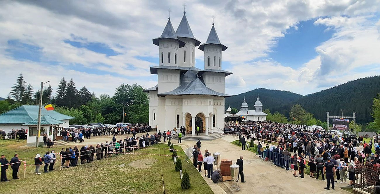 Biserica din Cracăul Negru-Neamț a fost înveșmântată în har 173098