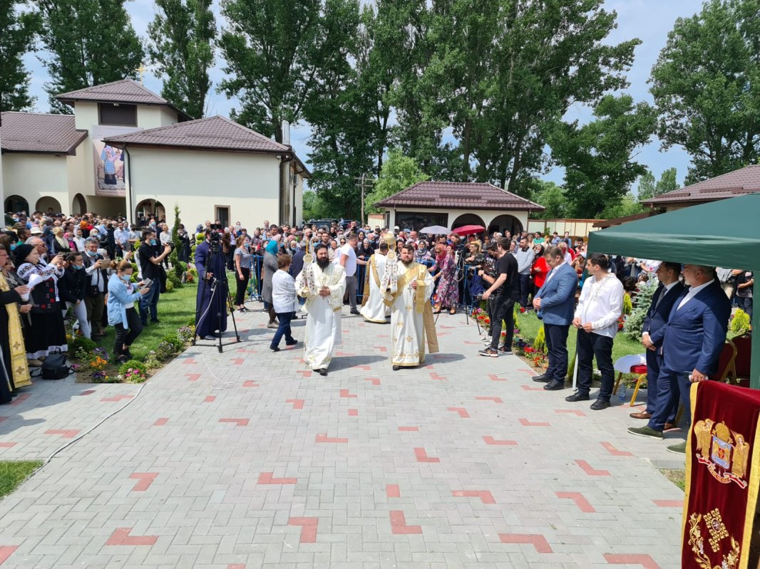 Binecuvântare şi bucurie la sfinţirea noii biserici din Parohia Lada, Protoieria Videle 173100