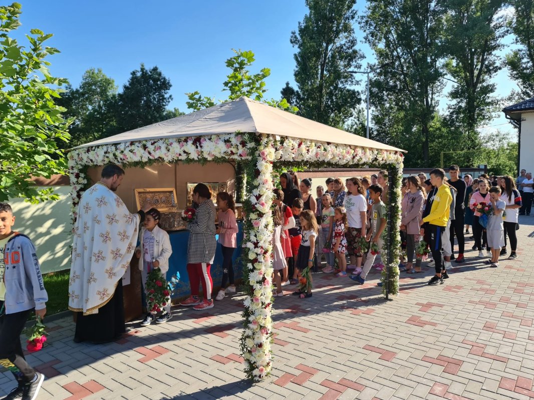 Binecuvântare şi bucurie la sfinţirea noii biserici din Parohia Lada, Protoieria Videle 173101