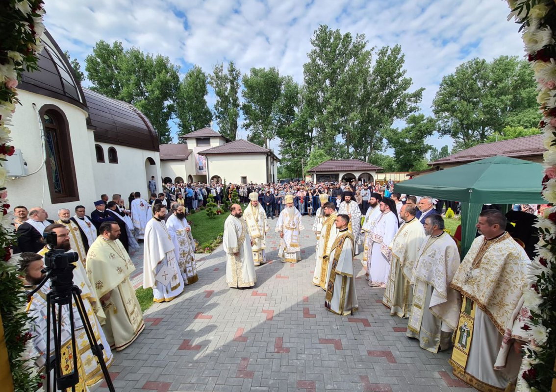 Binecuvântare şi bucurie la sfinţirea noii biserici din Parohia Lada, Protoieria Videle 173103