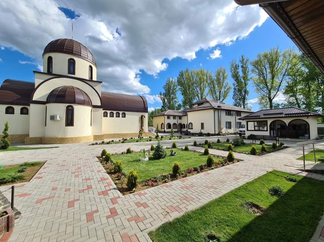 Binecuvântare şi bucurie la sfinţirea noii biserici din Parohia Lada, Protoieria Videle 173160