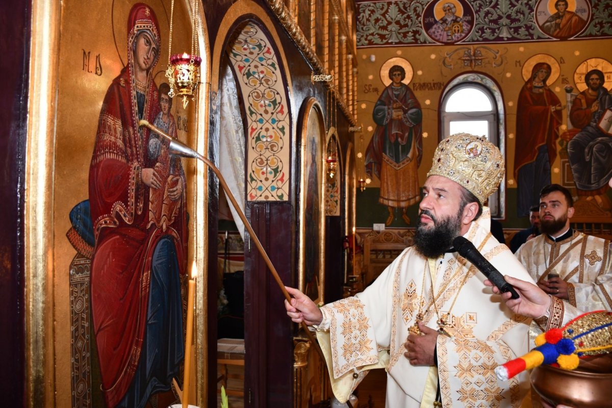 Pictura bisericii Parohiei Berzovia din Caraș-Severin a fost resfințită 173128