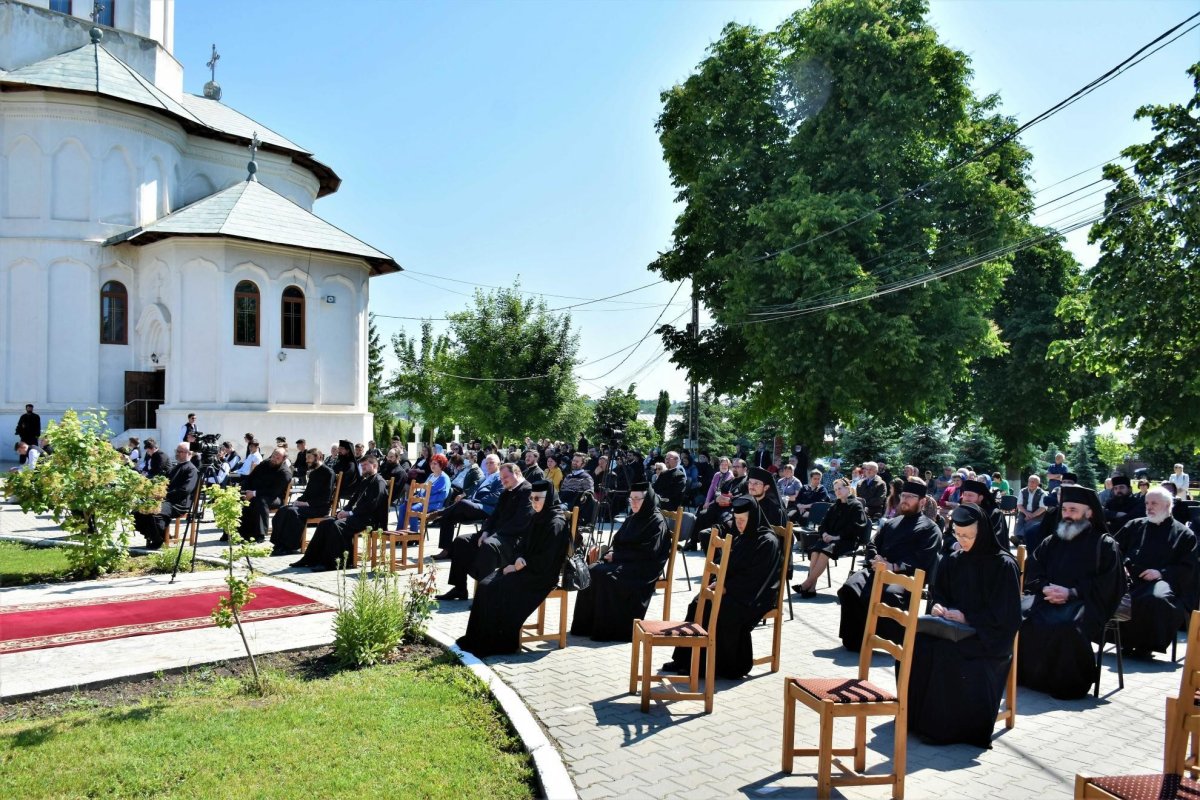 Simpozionul național „Părintele Mina Dobzeu, duhovnic și mărturisitor în comunism” 173155