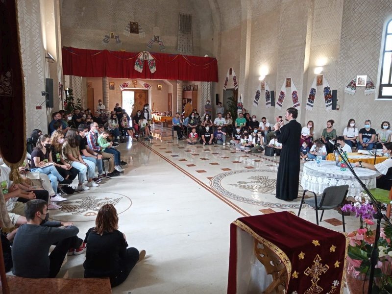 Slujiri arhierești și activități dedicate tinerilor în comunități românești din străinătate 173341