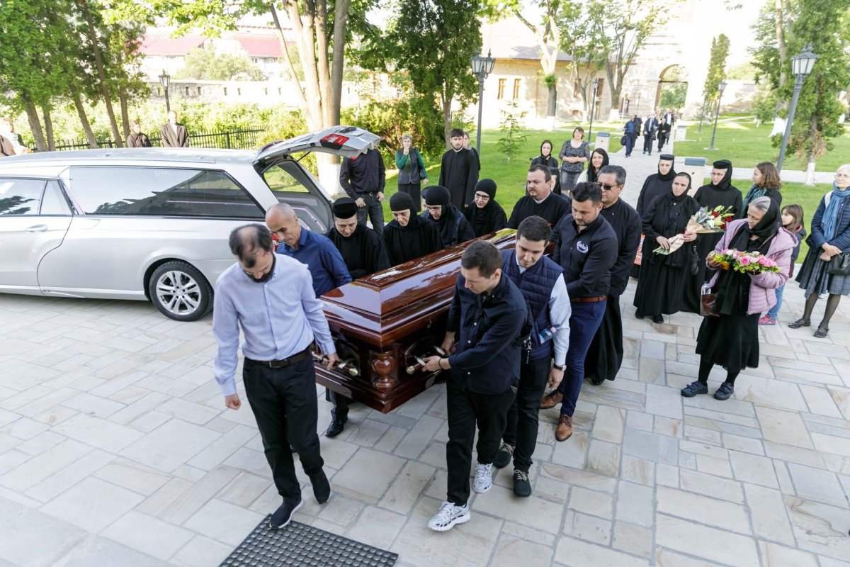 Maica Siluana Vlad a fost înmormântată la Mănăstirea Frumoasa  173659