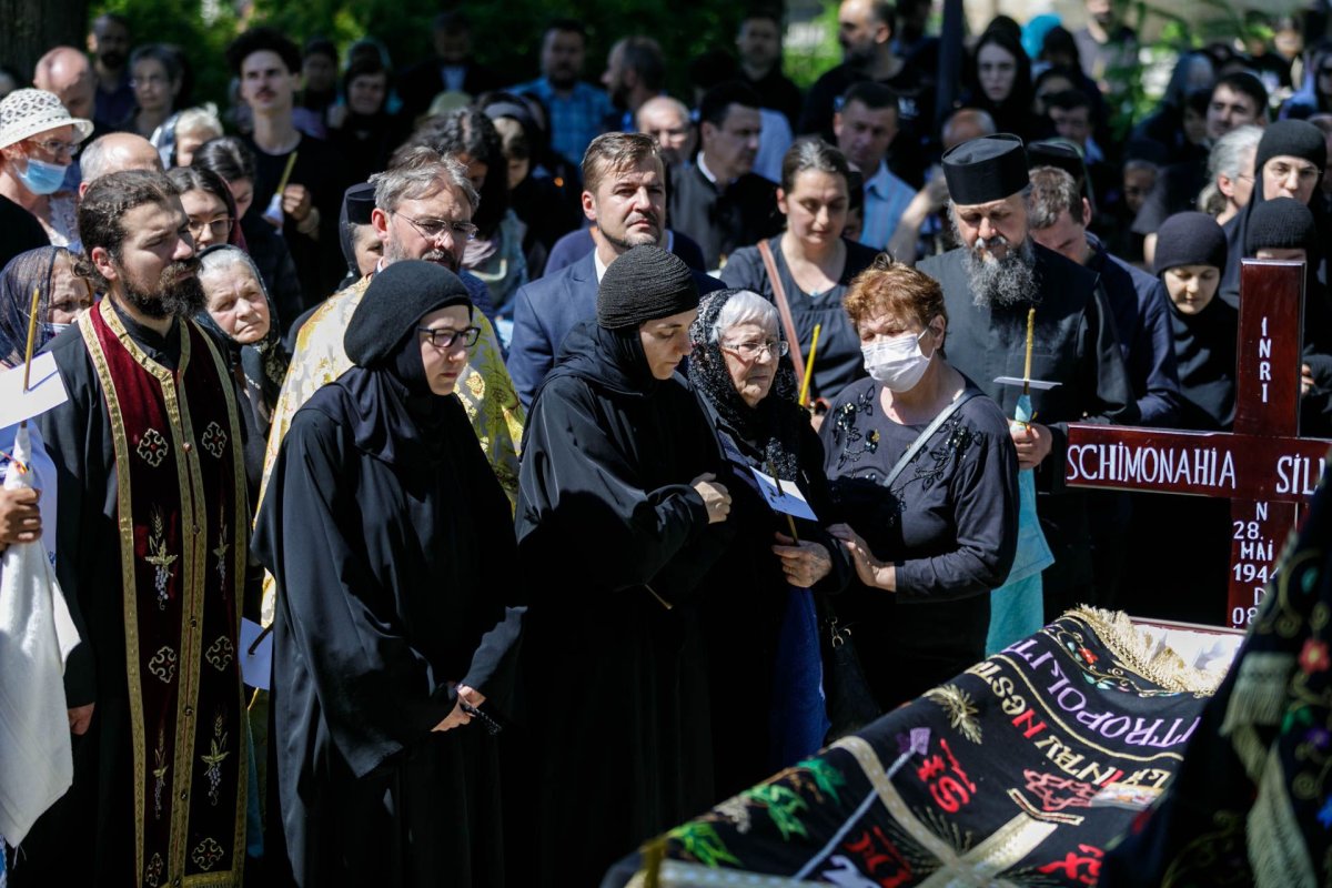 Maica Siluana Vlad a fost înmormântată la Mănăstirea Frumoasa  173677