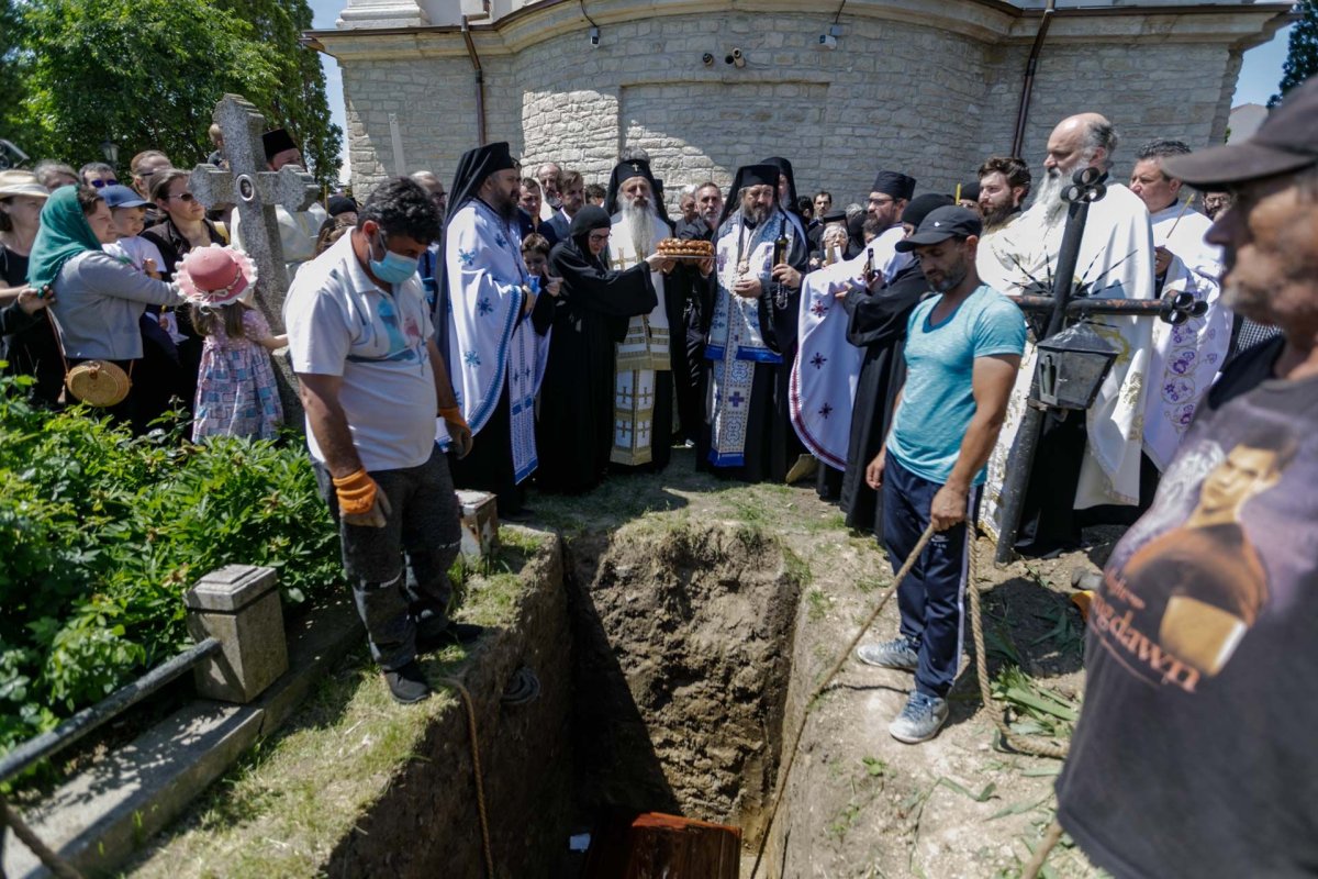 Maica Siluana Vlad a fost înmormântată la Mănăstirea Frumoasa  173687