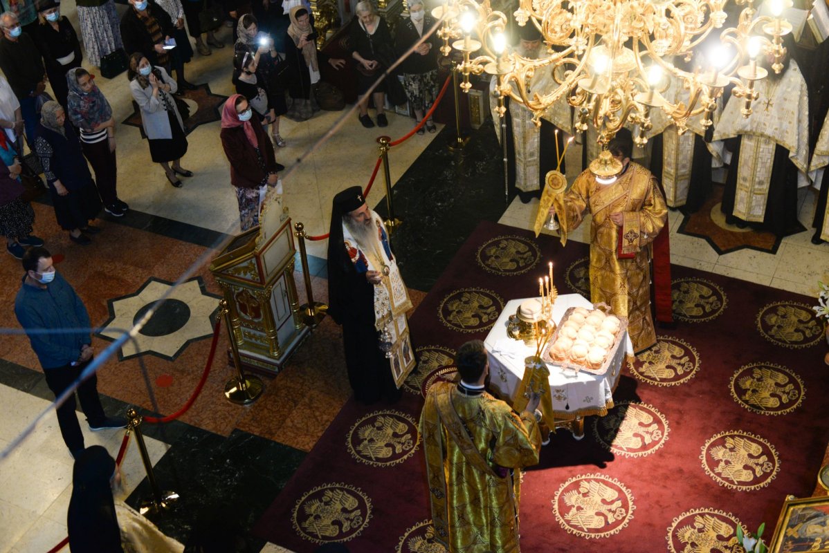 Slujbă de priveghere în cinstea Sfintei Cuvioase Parascheva la Catedrala Mitropolitană din Iași 173752