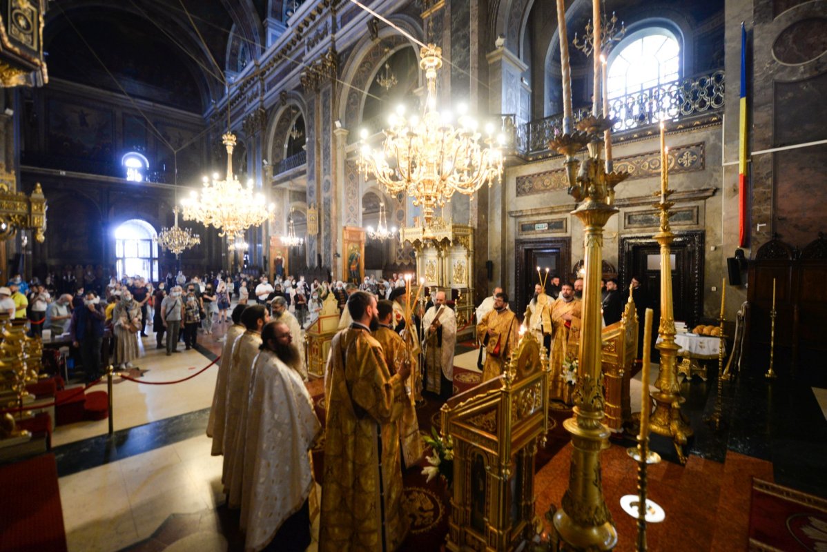 Slujbă de priveghere în cinstea Sfintei Cuvioase Parascheva la Catedrala Mitropolitană din Iași 173769