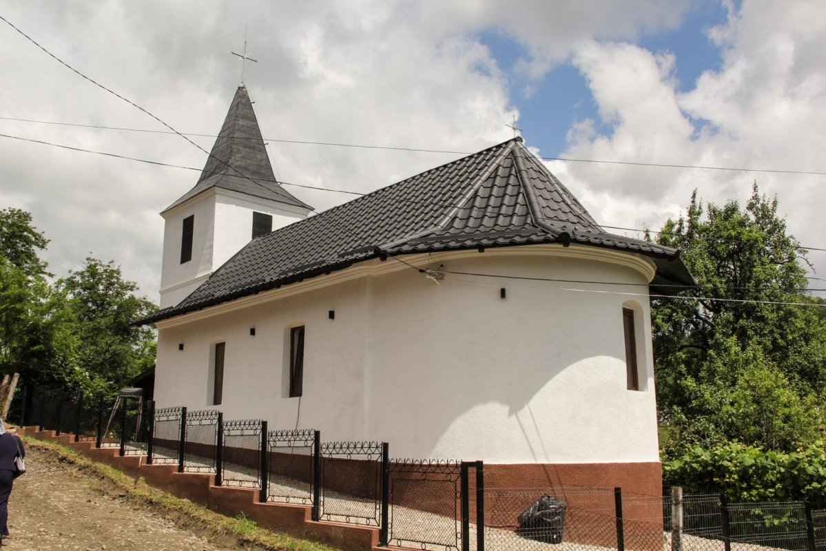 Biserica din Târnava, județul Sibiu, înveșmântată în har 174036