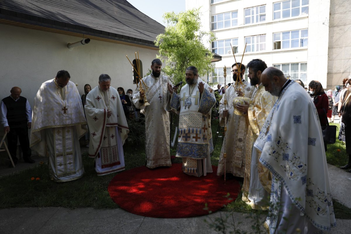 Pictura bisericii din curtea Spitalului Clinic „Dr. C. I. Parhon” - Iași a fost sfințită 174056