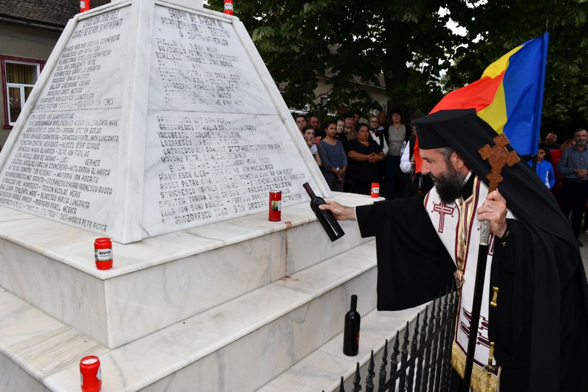 Slujire arhierească și evenimente dedicate eroilor patriei în Episcopia Caransebeșului 174026
