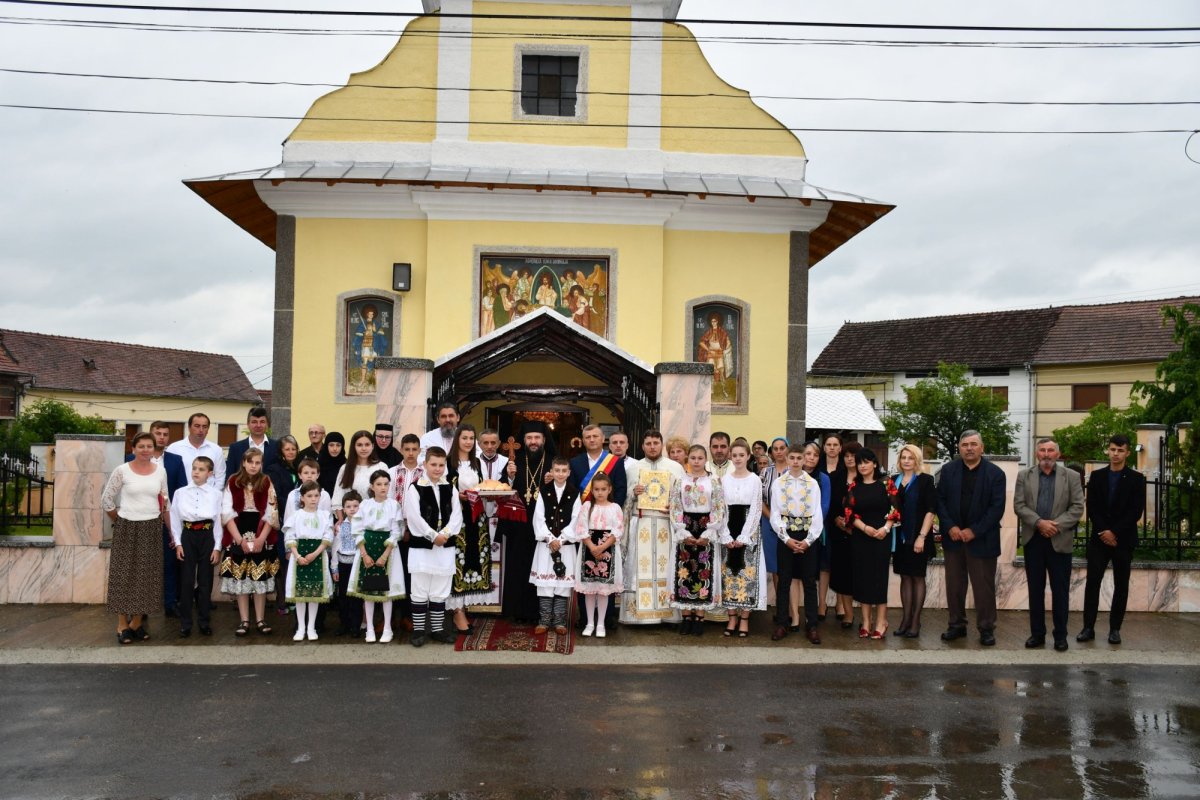 Sfinţire de biserică şi sărbătorirea unui hram în Episcopia Caransebeşului 174157
