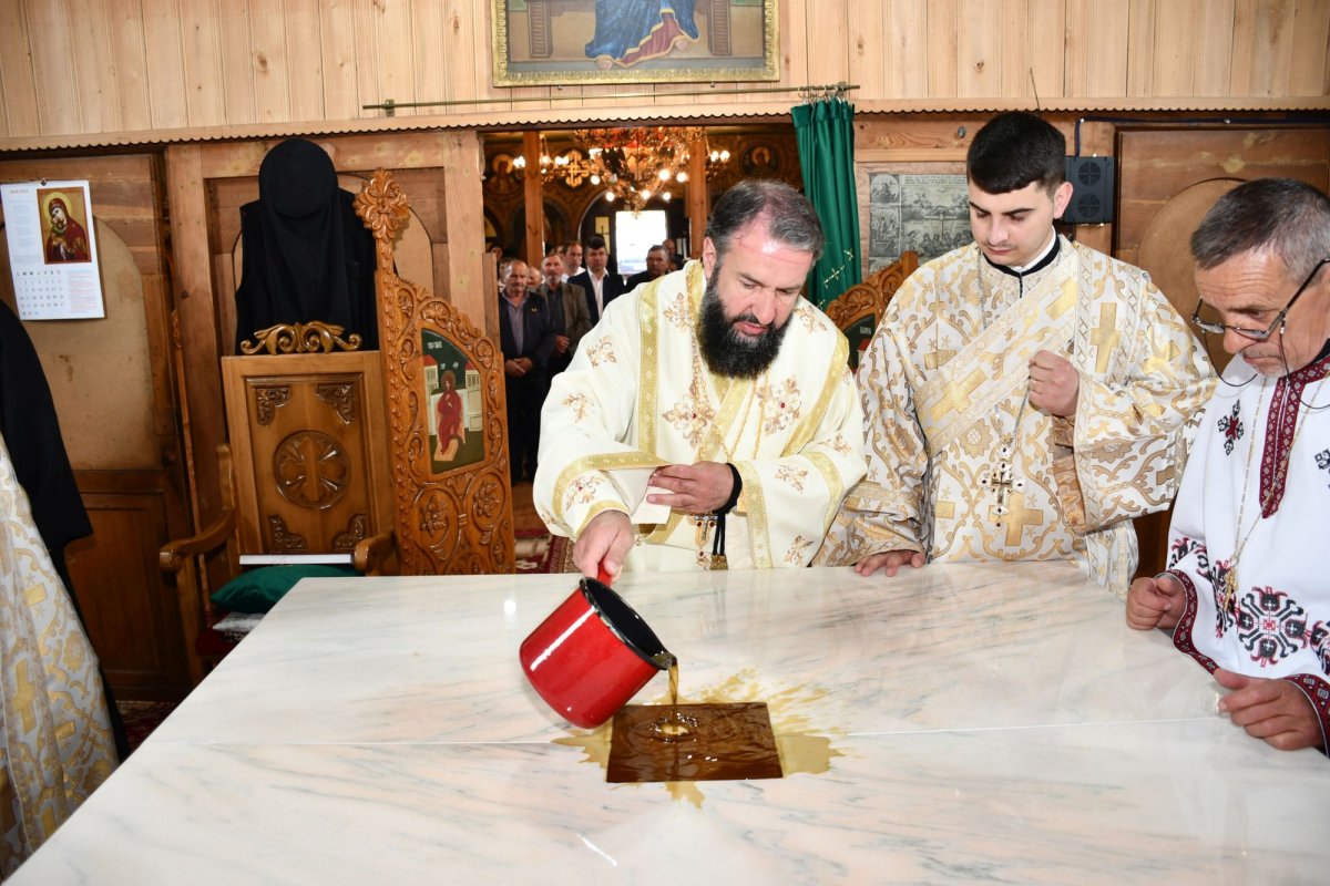 Sfinţire de biserică şi sărbătorirea unui hram în Episcopia Caransebeşului 174158