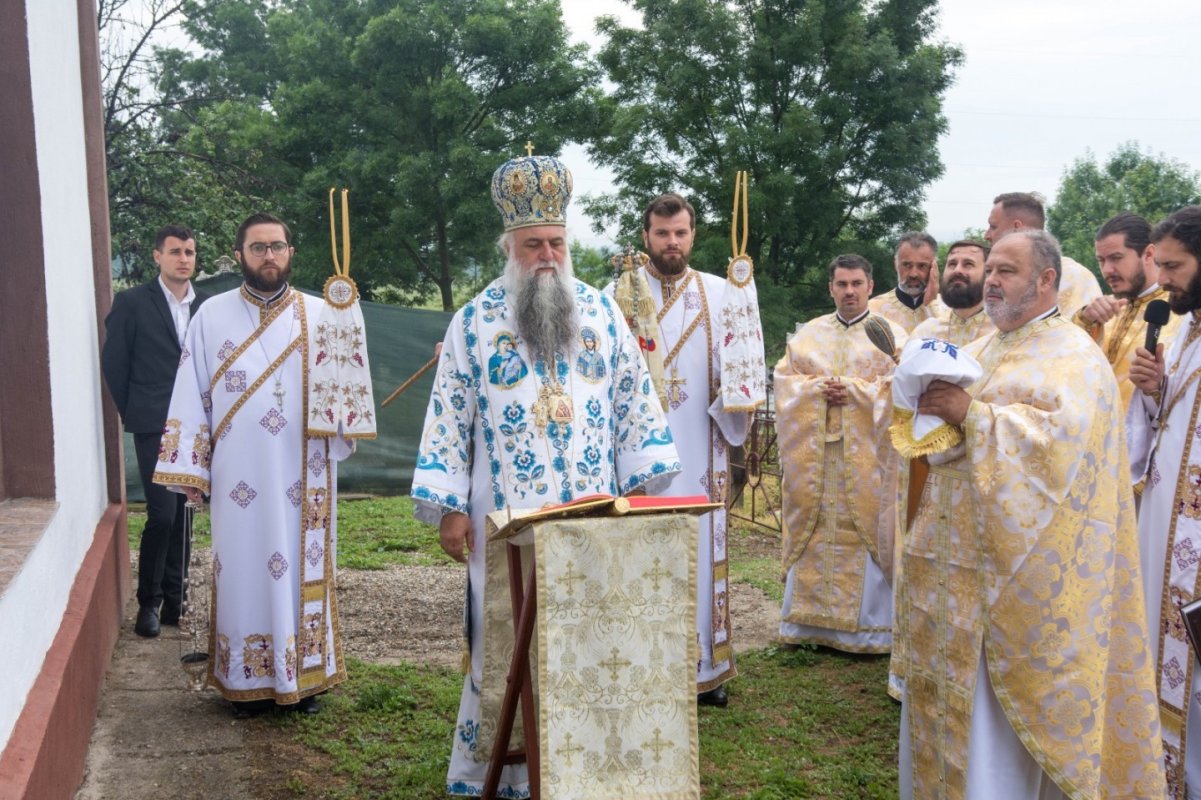 Sfințirea bisericii parohiei vâlcene Bălcești 174191