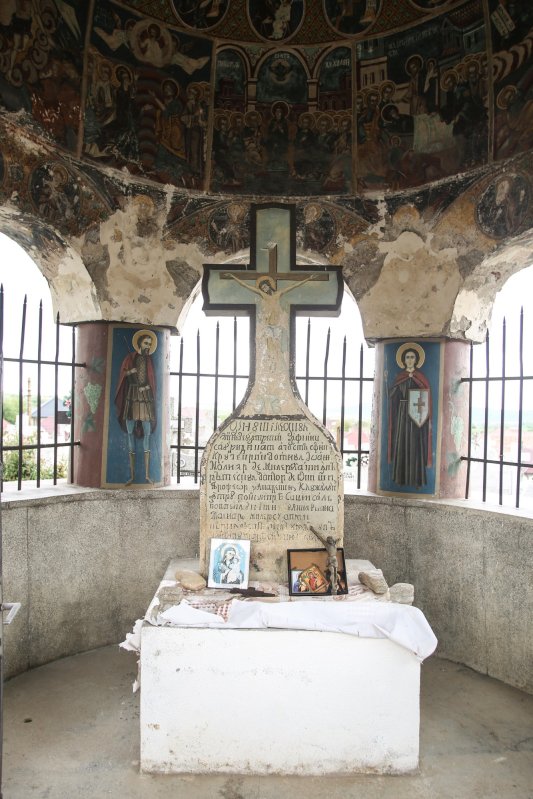 Capela cimitirului din Sadu, ctitoria primului oftalmolog român 174325