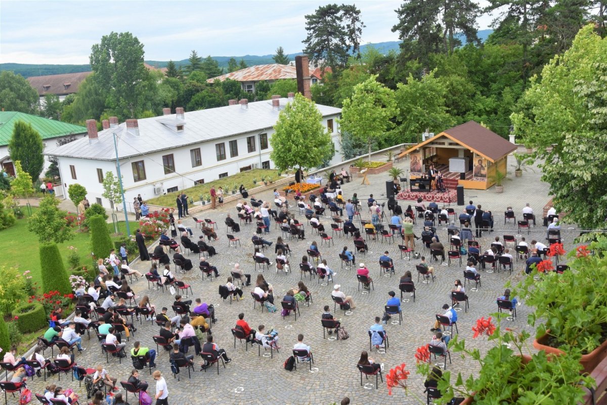 Pomenire și recital de lirică eminesciană la Râmnicu Vâlcea  174381