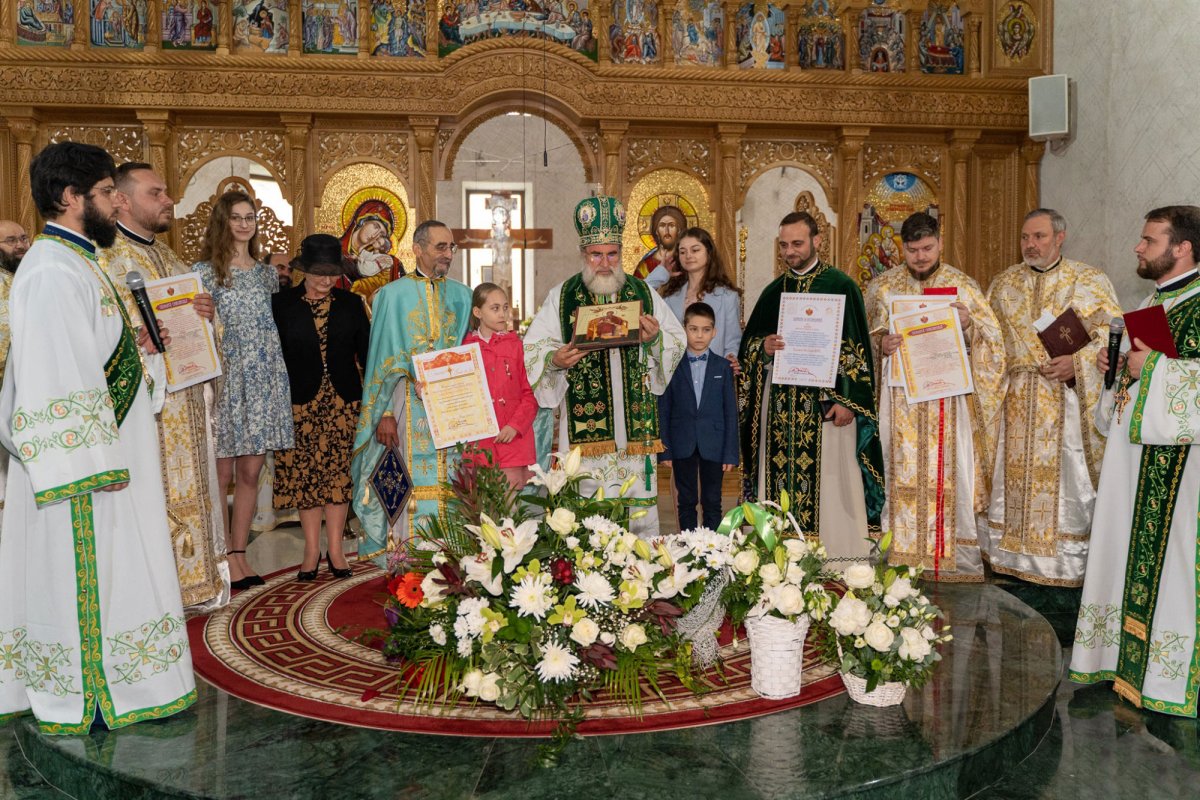 Prezenţă arhierească la hramul catedralei din Oneşti 174646