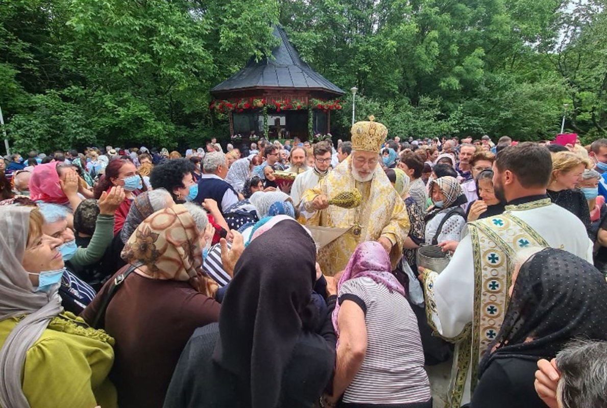 Liturghie arhierească de hram la mănăstirea argeșeană Trivale  174747