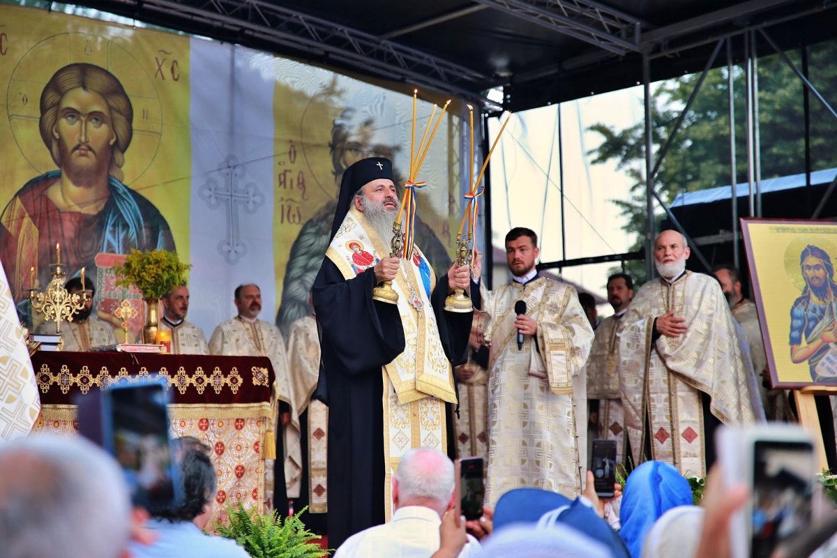 Procesiune în cinstea Sfinților Ioan Botezătorul și Gheorghe Pelerinul pe străzile orașului Piatra Neamț 174908