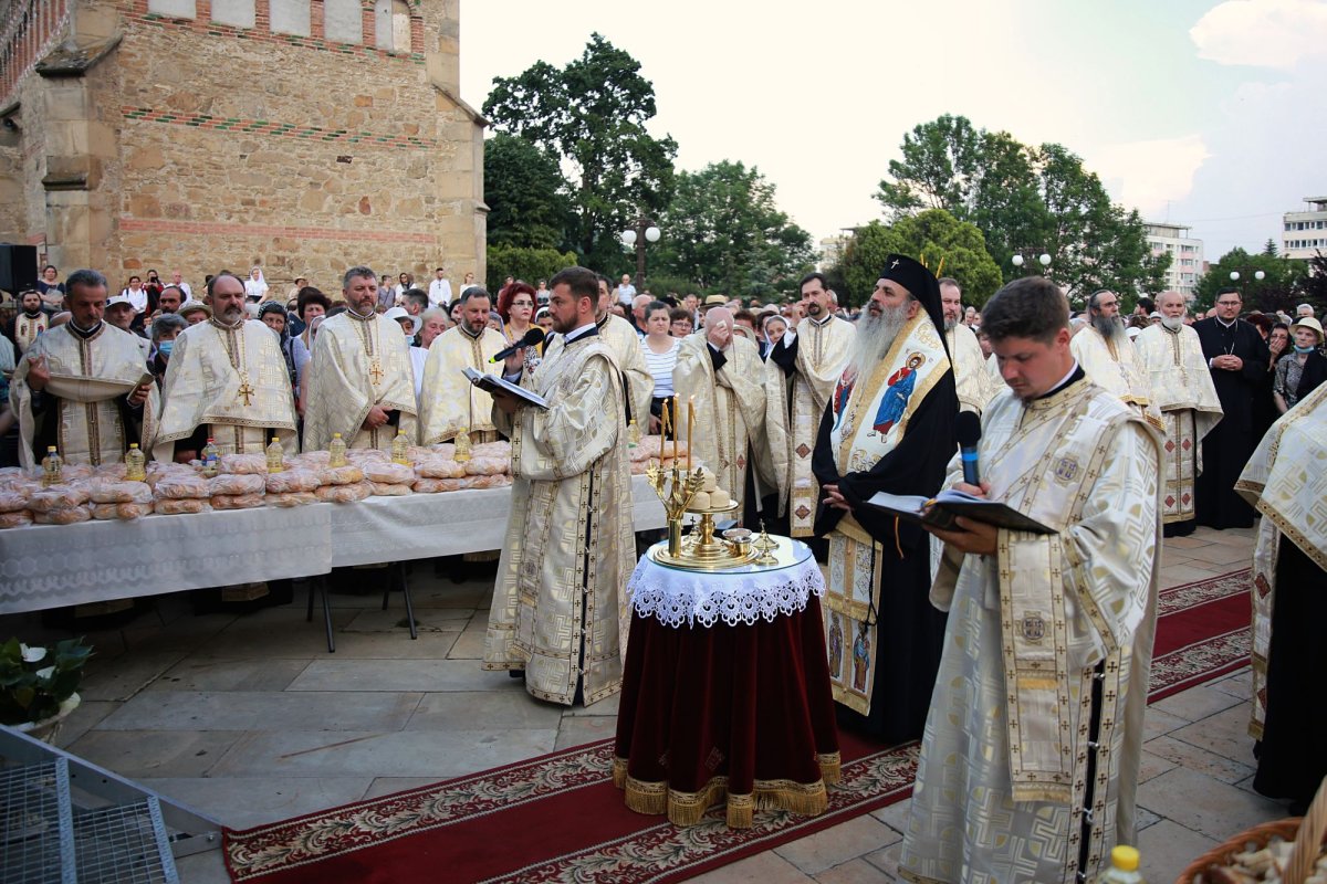 Procesiune în cinstea Sfinților Ioan Botezătorul și Gheorghe Pelerinul pe străzile orașului Piatra Neamț 174910