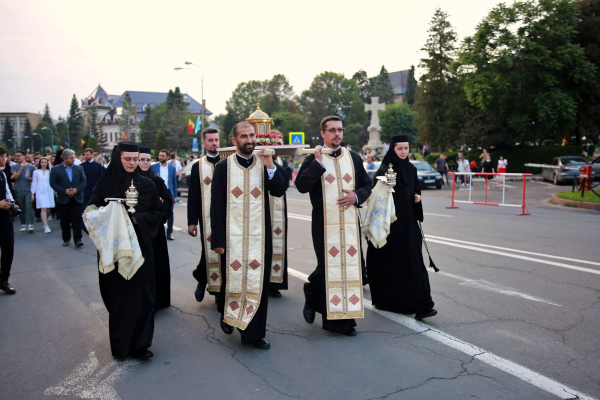 Procesiune în cinstea Sfinților Ioan Botezătorul și Gheorghe Pelerinul pe străzile orașului Piatra Neamț 174919